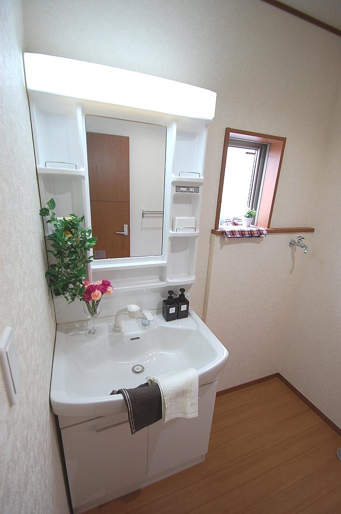 Wash basin, toilet.  ☆ Vanity with happy shower feature in a busy morning (3 Building) ☆ 