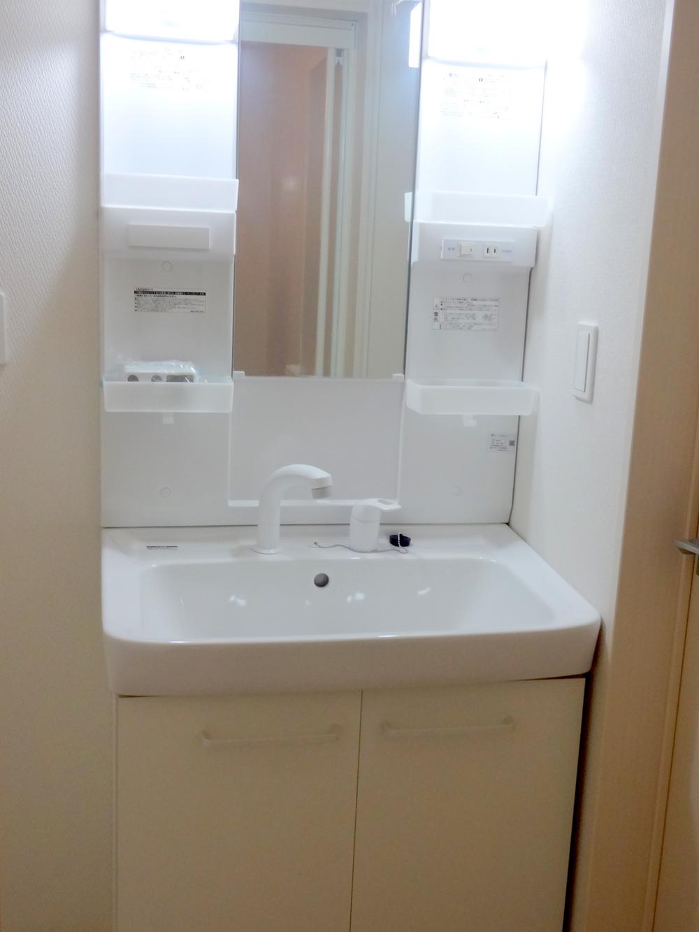 Wash basin, toilet. Indoor (11 May 2013) Shooting