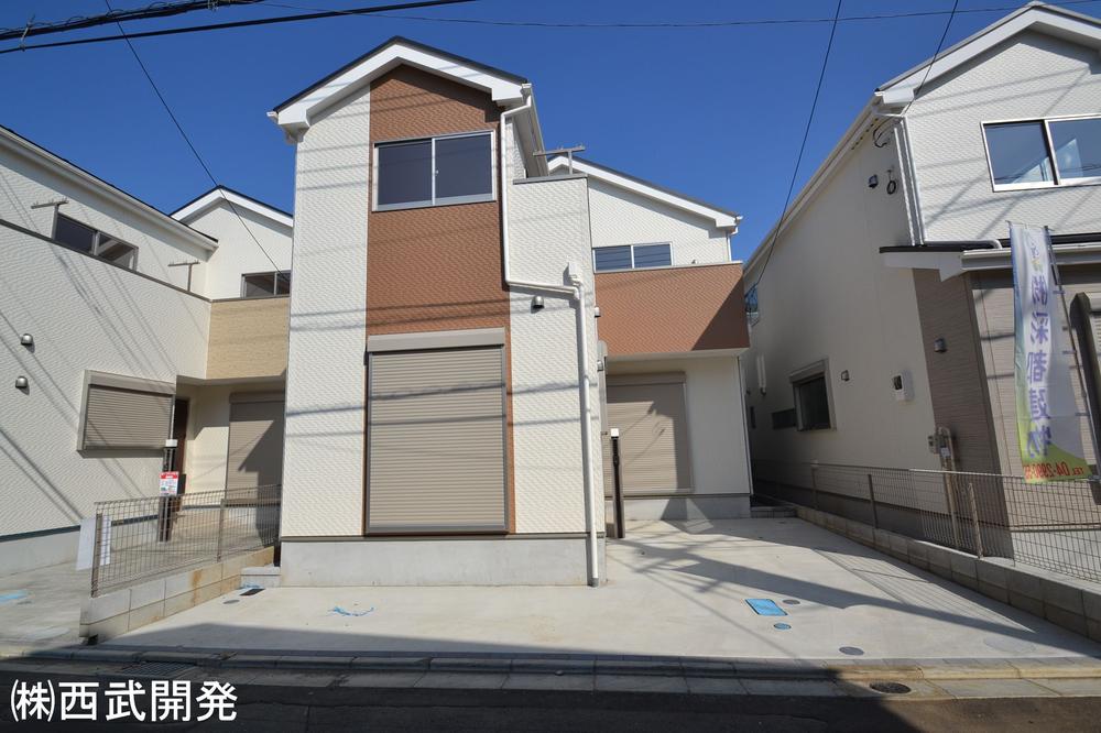 Local photos, including front road. Local (12 May 2013) Shooting