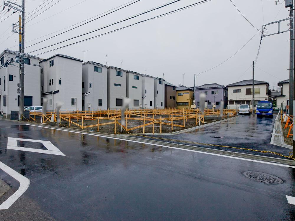 Local appearance photo. Spacious living model house large garden and family smile gather also situated close to local (December 2013) Shooting