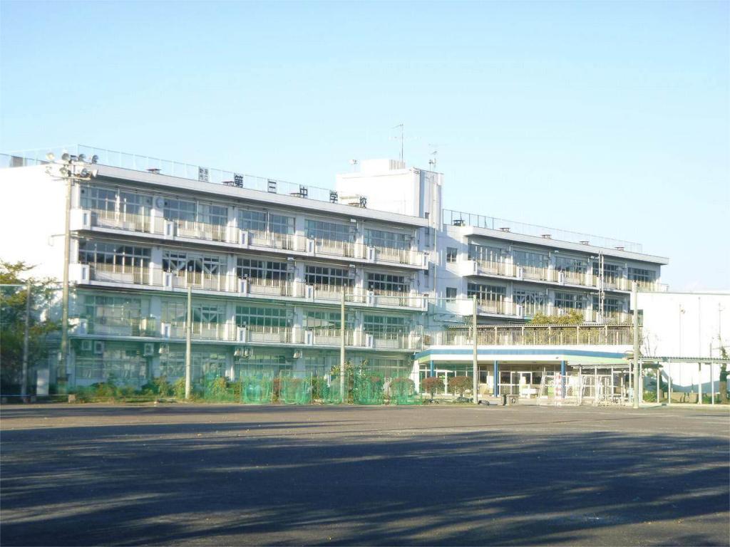 Junior high school. During the 3 1900m to (junior high school)