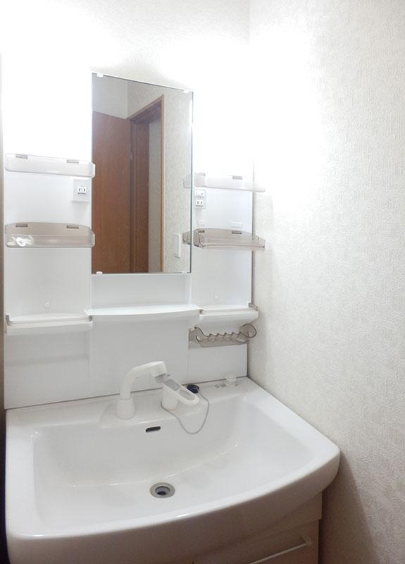 Wash basin, toilet. Building 2 Bathroom vanity