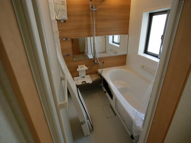 Bathroom. 6 Building