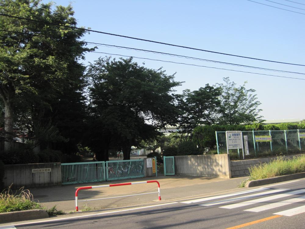 Primary school. Niiza TatsuSakae to elementary school 690m