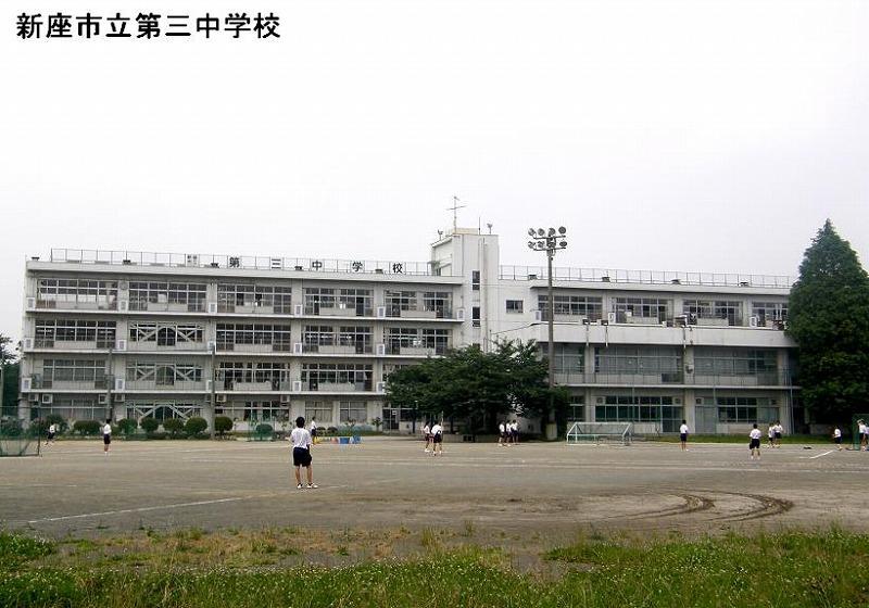 Junior high school. Niiza 2490m to the third junior high school