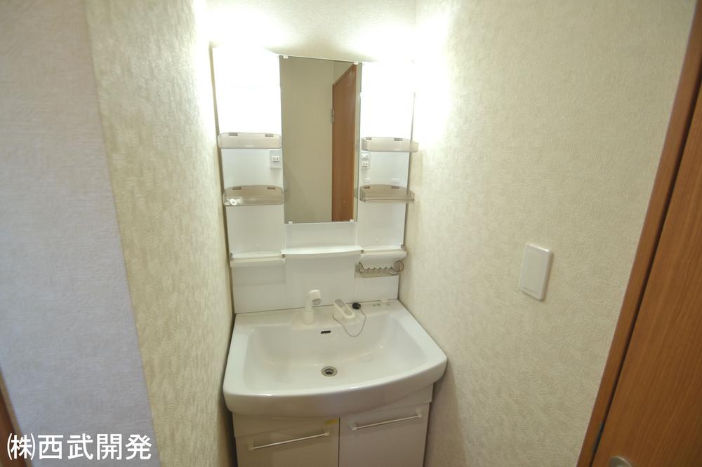 Wash basin, toilet. Indoor (10 May 2013) Shooting Building 2