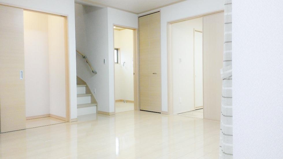 Living. Indoor (September 2013) Shooting Model house living.  It is a popular living-in stairs.  Since it is south road, Day is also good. 