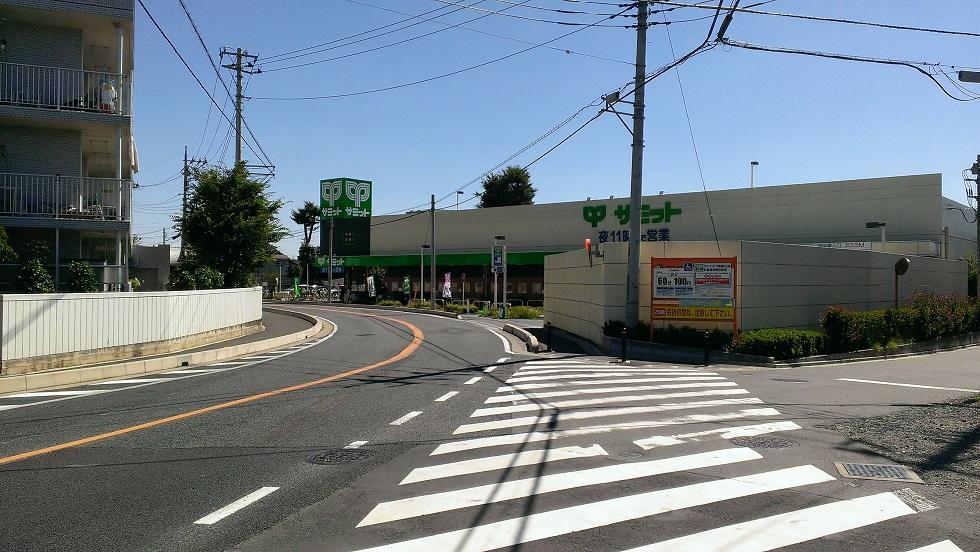 Supermarket. Because it is a flat way from 1100m local to Summit, Shopping can also be smoothly. Also shopping by car OK. 