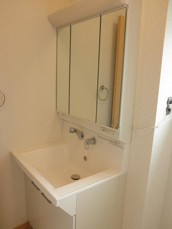 Other Equipment. The vanity is, Adopt a high-week capacity three-sided mirror type. 