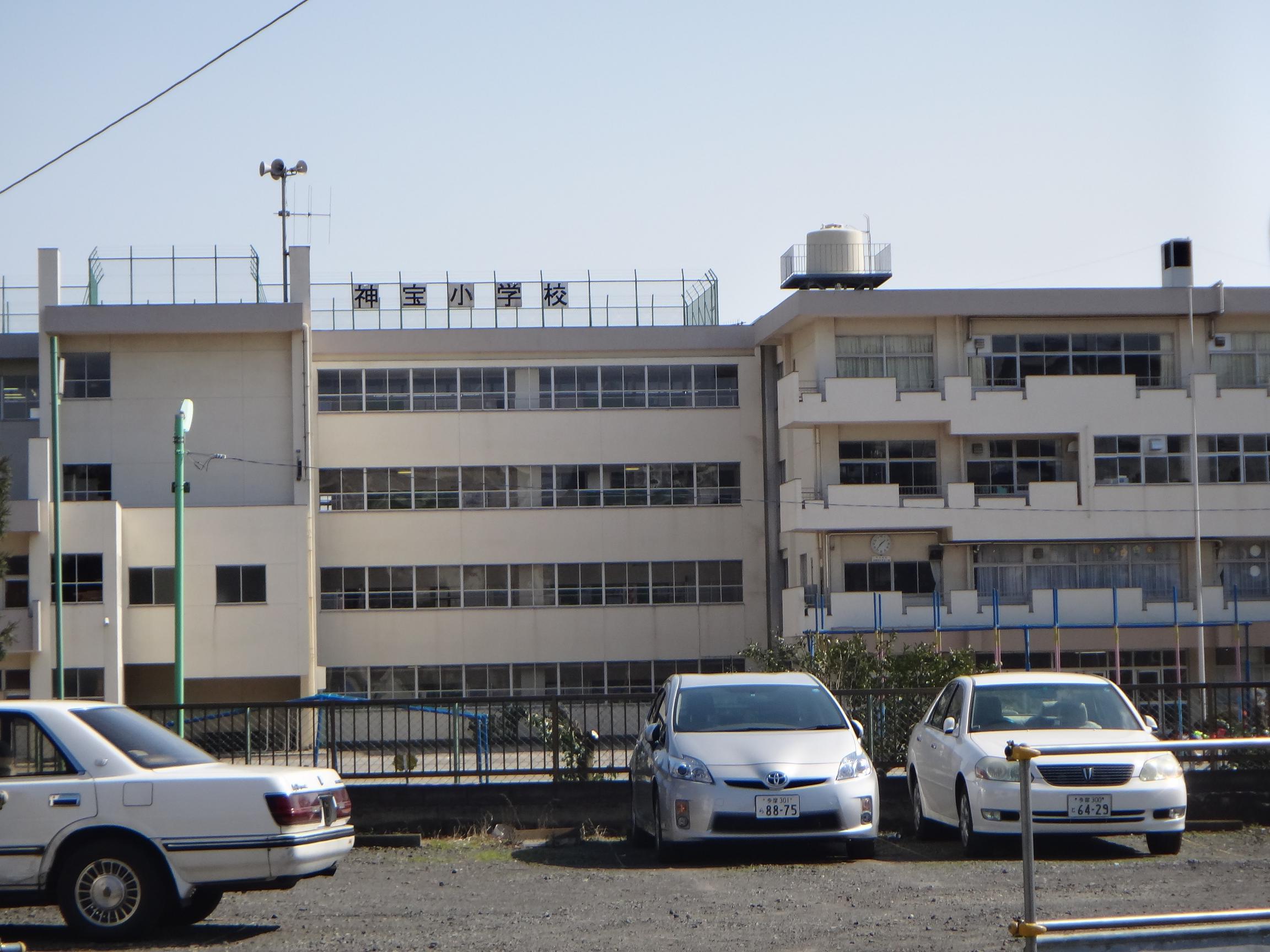 Primary school. Higashikurume Tatsugami treasure elementary school (elementary school) up to 500m