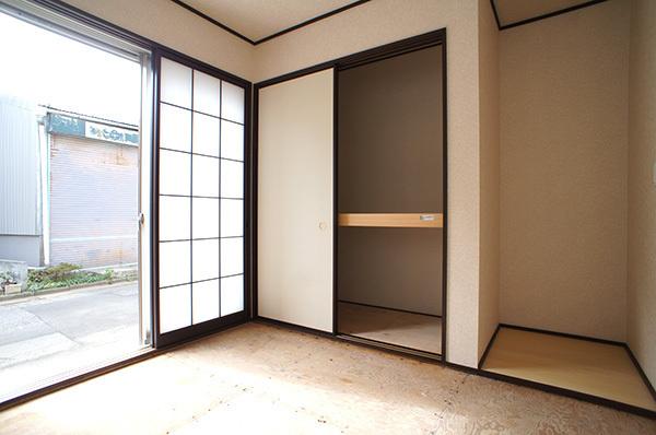 Non-living room. 4 Building