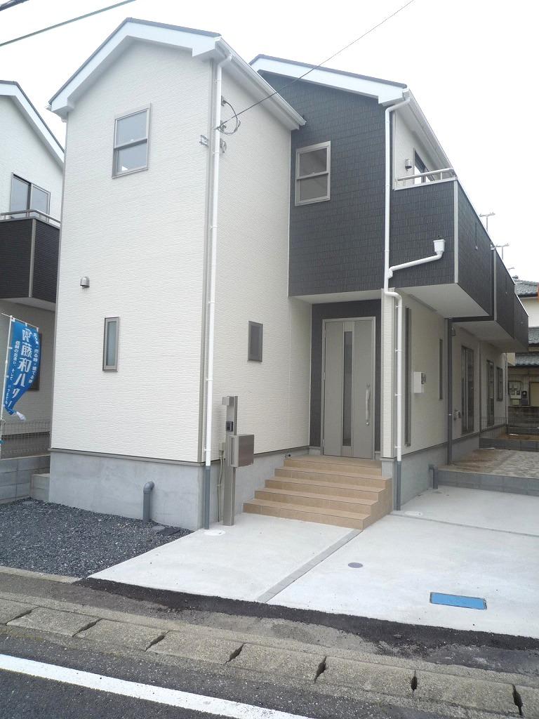 Local appearance photo. 1 Building Appearance: 2013 October