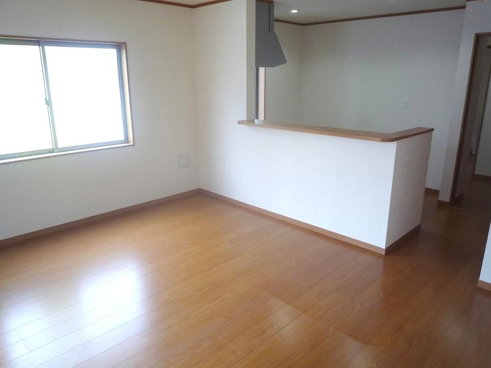 Living. Face-to-face kitchen capable of household chores while enjoying a conversation with the family: Building 2 2013 October