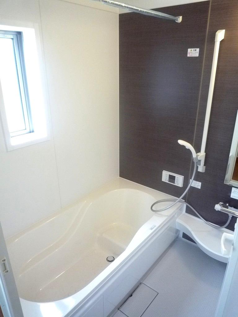 Bathroom. Unit bus with bathroom dryer: Building 2 2013 October