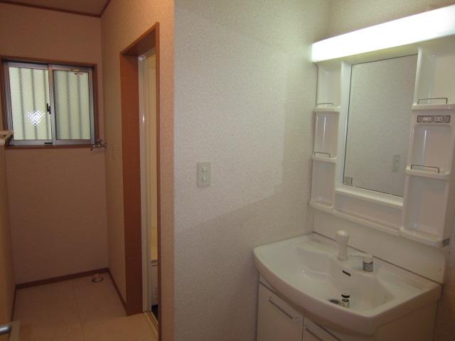 Wash basin, toilet. Indoor (03 May 2013) Shooting