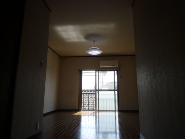 Living and room. 11 tatami some Western-style is wide.