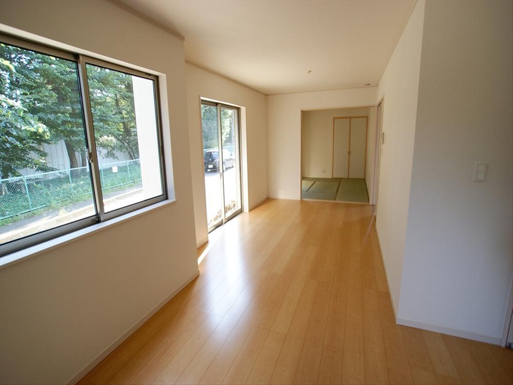Living. <G Building Living> Living spacious 15.7 Pledge. There are adjacent to the open feeling of the Japanese-style room