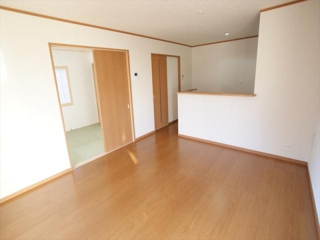 Living. Japanese-style room is adjacent, There is a sense of openness