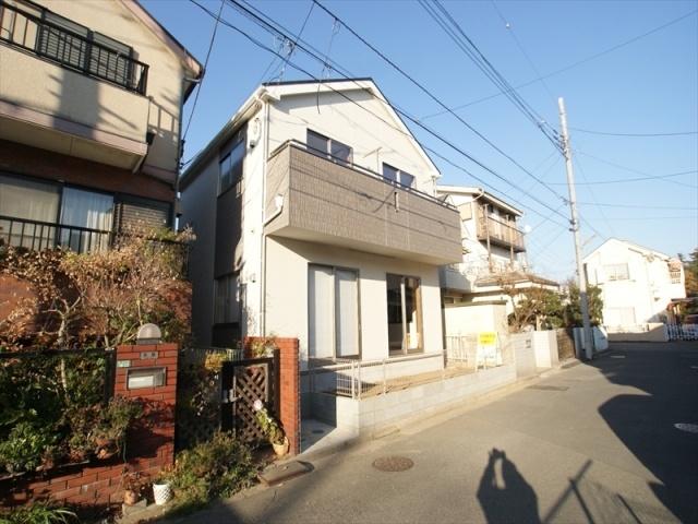 Local photos, including front road. Friendly calm living environment in child-rearing