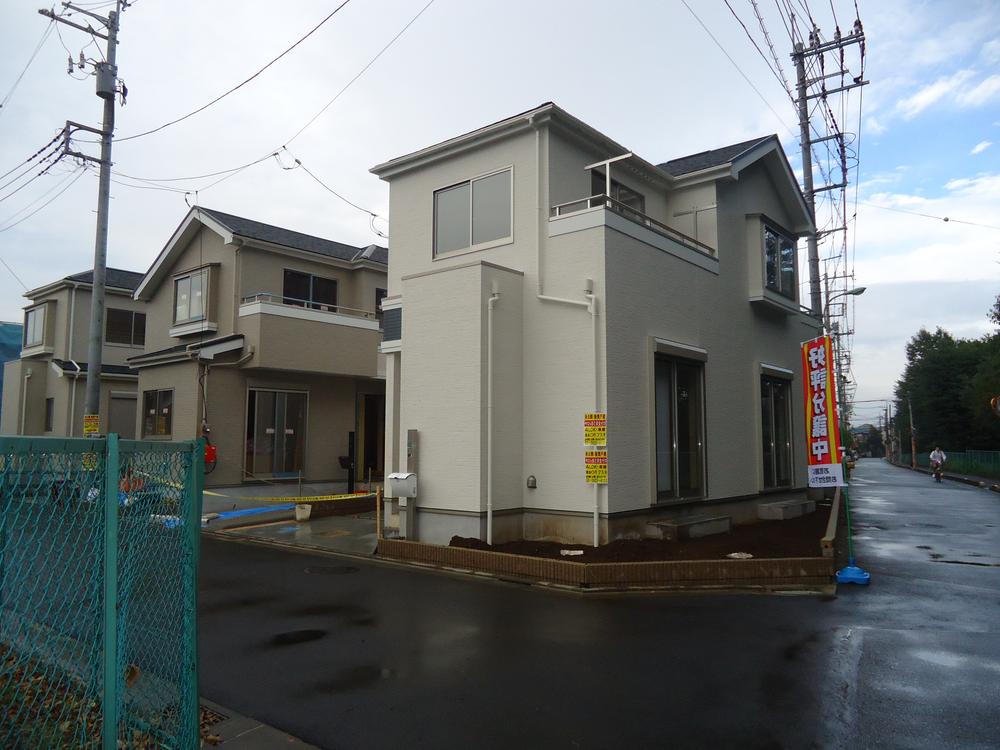 Local photos, including front road. October shooting