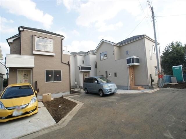 Local photos, including front road. Leafy quiet residential area