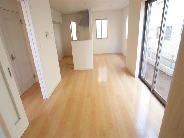 Living. <Q Building> Bright sunshine is shine in LDK