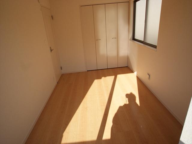Non-living room. <Q Building> Housed plenty of Western-style