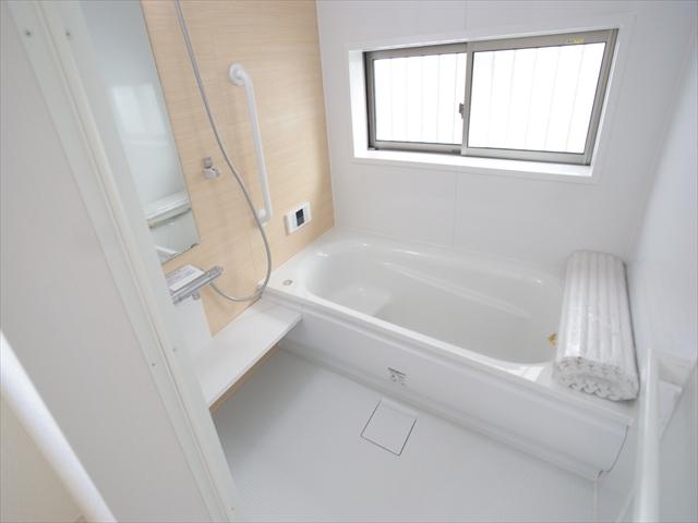 Bathroom. <Q Building> Bright bathroom of with window