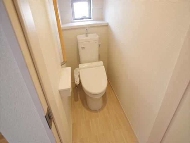 Toilet. <Q Building> Comfortable with warm water washing toilet seat