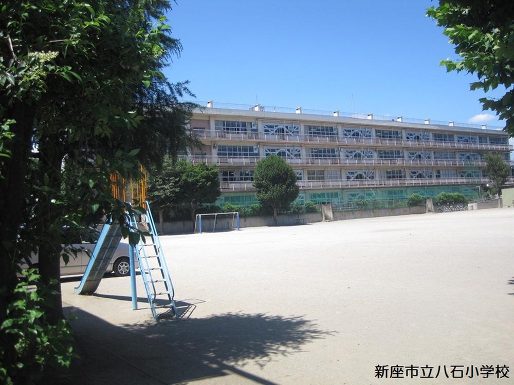 Primary school. 540m to Niiza City eight stone elementary school