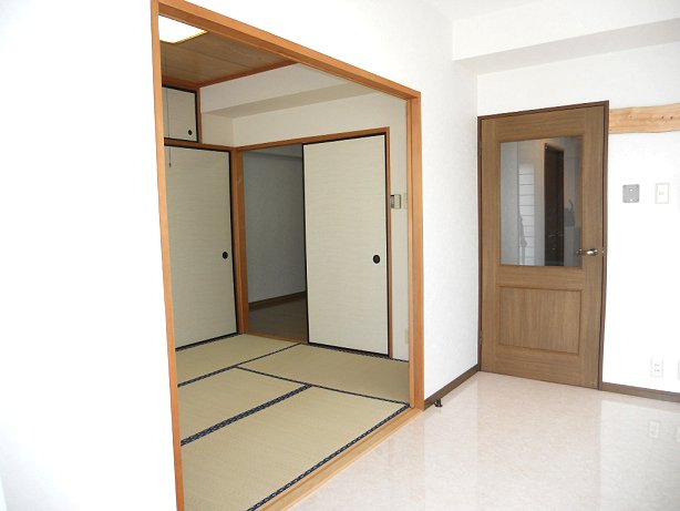 Living and room. Spacious space and to open the Japanese-style room and dining of the sliding door