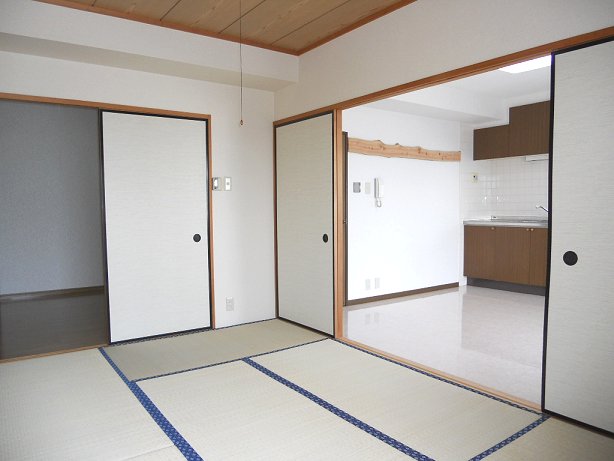 Other room space. Japanese-style room ・ Western style room ・ Spacious space can open dining all ・  ・  ・