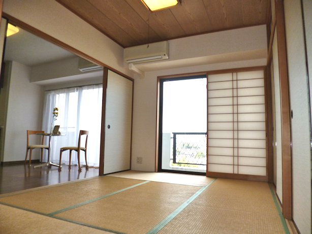 Other room space. Spacious space by opening the Japanese-style room and dining of the sliding door