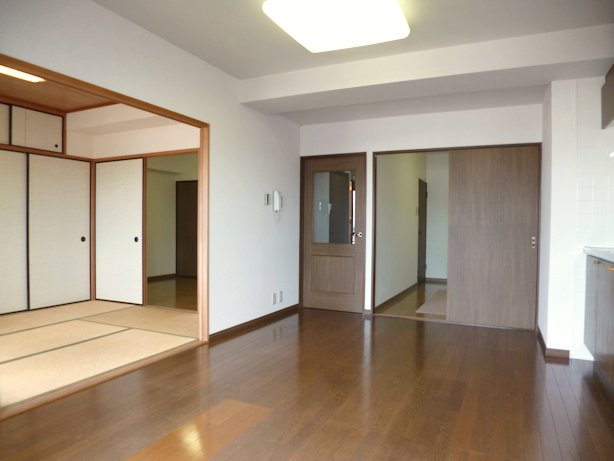Living and room. You can open the dining and east Western-style sliding door