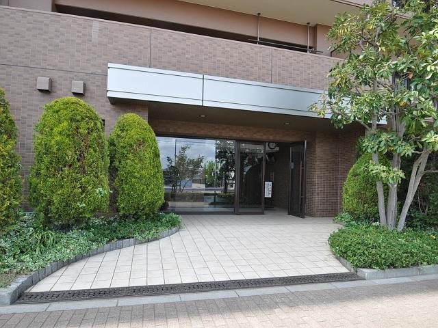 Entrance. Schloss Niiza station Court Entrance