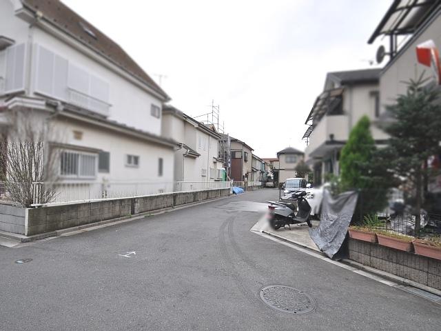 Local photos, including front road. Contact road situation