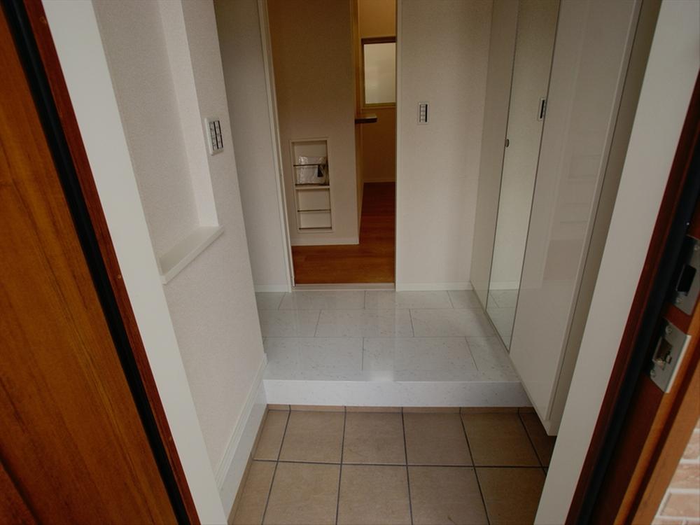 Entrance. <9 Building Entrance>