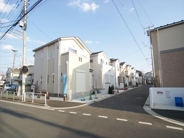 Local photos, including front road. A quiet residential area a fully equipped compartment