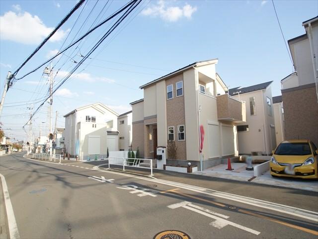 Local photos, including front road. Is an environment suitable for the nature are many child-rearing