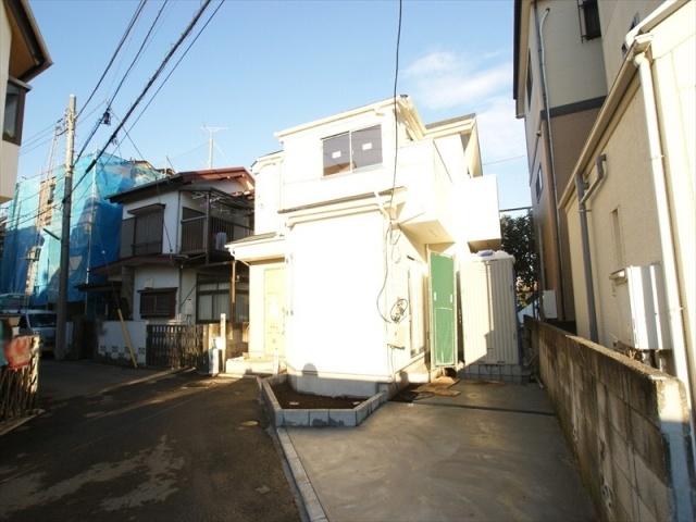 Local appearance photo. Is an environment suitable for the elementary school near the child-rearing