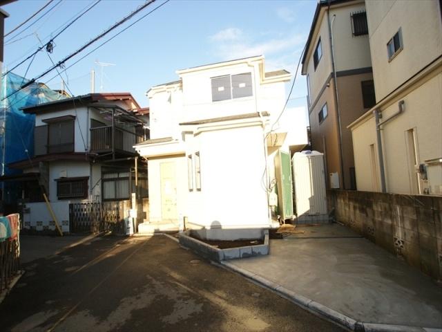 Local photos, including front road. convenience store, Super near the shopping is convenient