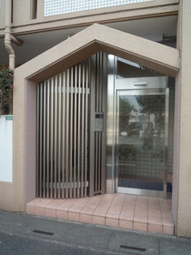 Entrance. Auto-lock equipped (automatic door type)