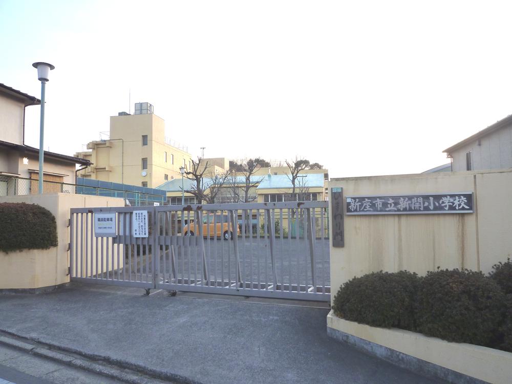 Primary school. Niiza Municipal Shinkai to elementary school 946m