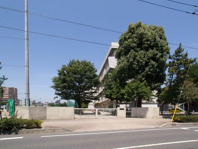 Junior high school. 900m to a second junior high school