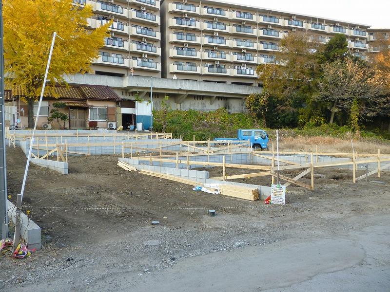 Local photos, including front road. Selling local 2013 December 6 shooting