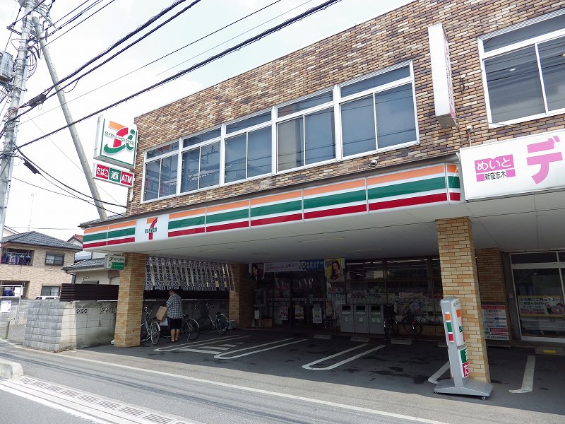 Convenience store. (Convenience store) to 220m