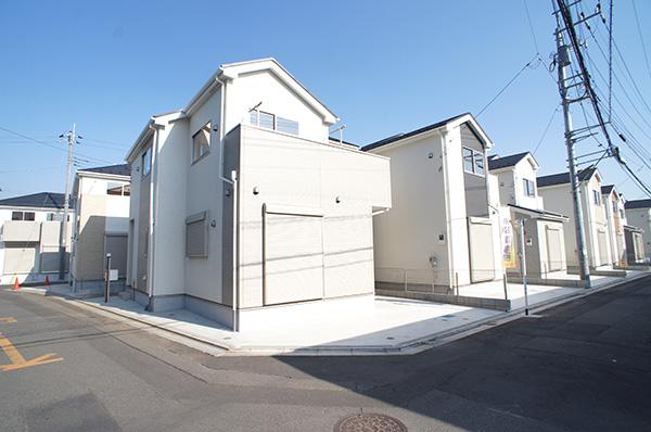 Local photos, including front road. Local (11 May 2013) Shooting