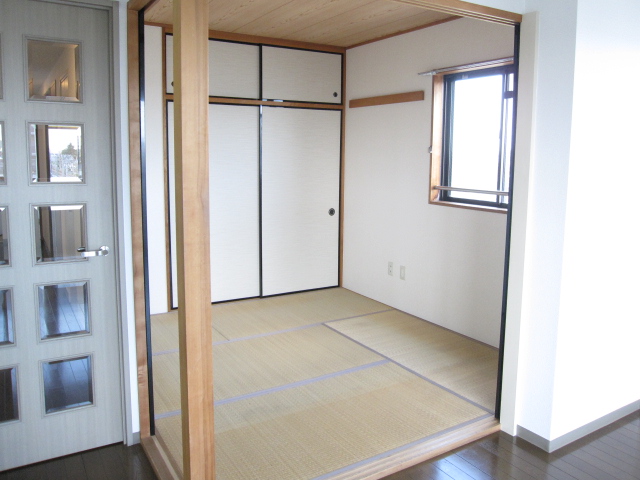 Other room space. There is a Japanese-style room in the living room