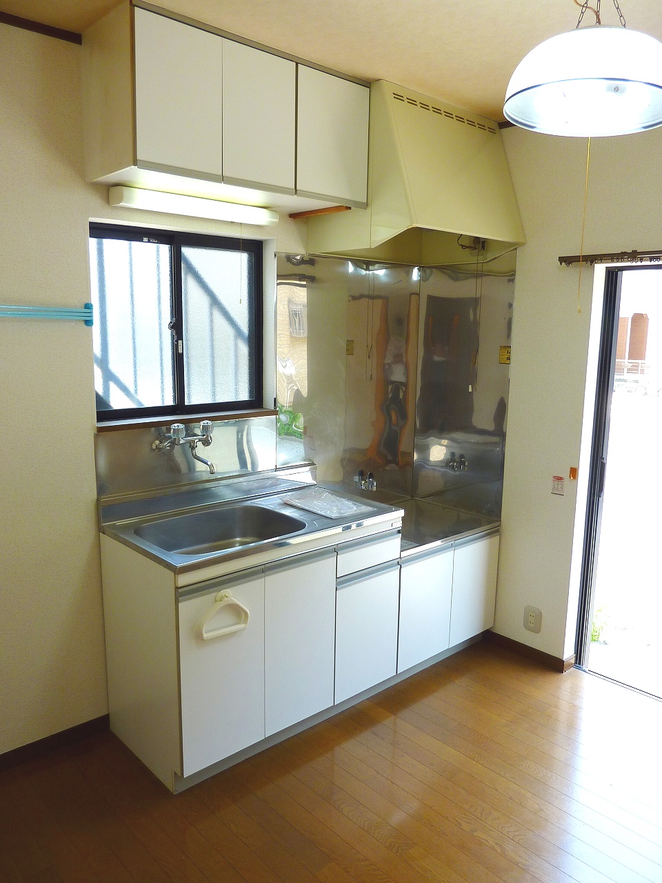 Kitchen. It is a kitchen with a small window ☆ Economic city gas ☆ 