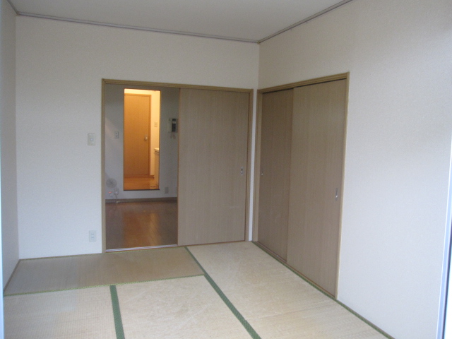 Other room space. It will settle down after all the Japanese-style room